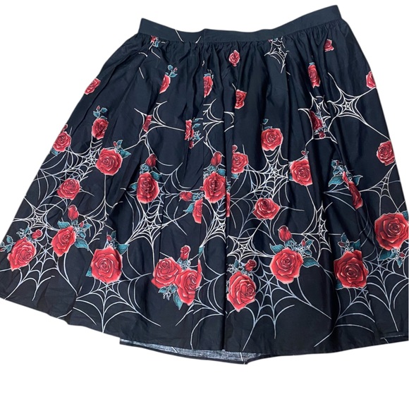Hell Bunny 50s Swing Skirt
Spiderweb Red Rose Print Plus Size
3XL UK 20 (NWOT) - Picture 5 of 10
